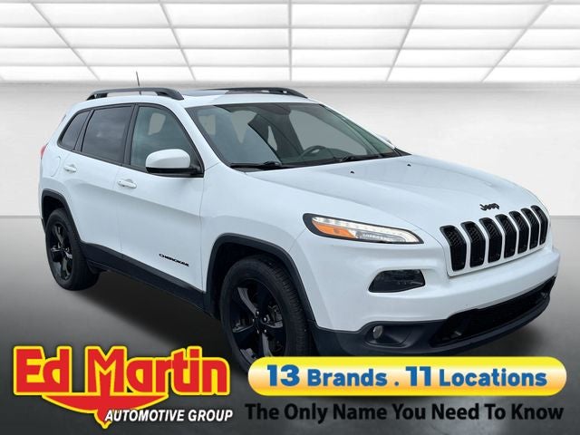 2016 Jeep Cherokee Latitude in Bright White Clearcoat — front three-quarter view
